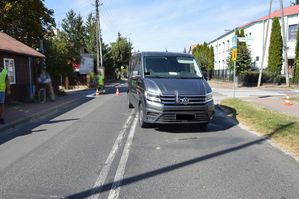 samochód uczestniczący w wypadku stoi na ulicy.