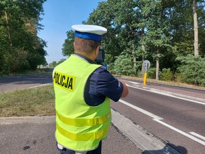 policjant podczas kontroli prędkości.