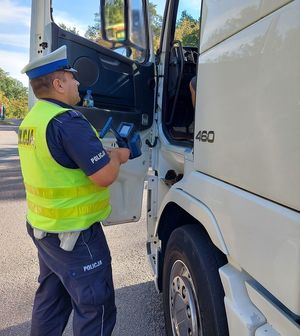 policjant podczas kontroli drogowej