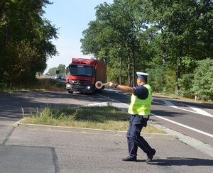 policjant zatrzymujący samochód