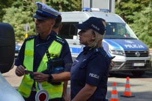 policjanci rozmawiający z kierowcą