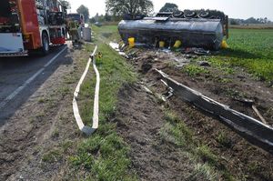 miejsce zdarzenia drogowego. Cysterna poza droga obok funkcjonariusze służb