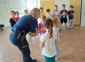 policjantka przekazuje odblaski