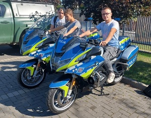 uczniowie siedzą na motocyklach