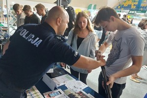 policjant prezentuje jednostkę broni.