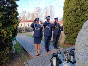 zdjęcie policjantów podczas oddawania honoru