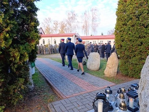 policjanci odchodzą od pomnika