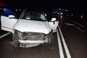 uszkodzona osobówka stojąca na ulicy