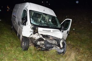 uszkodzony bus na poboczu.