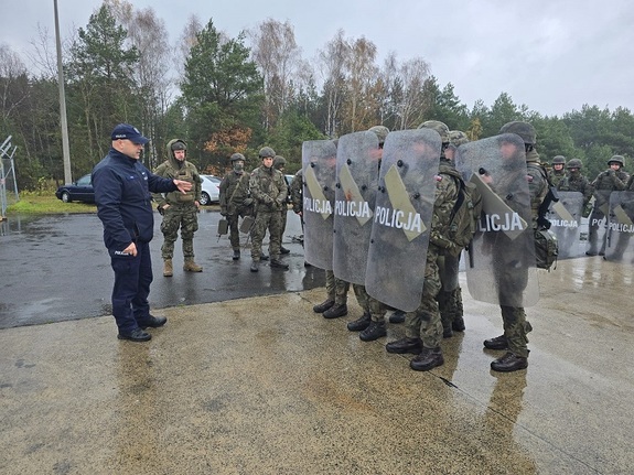 policjant podczas ćwiczeń z zołnierzami