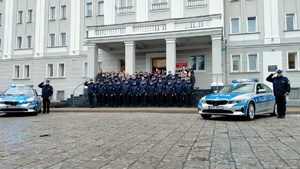 Zdjęcie grupowe funkcjonariuszy oddających hołd poległemu policjantowi