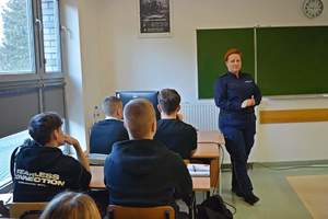 policjantka podczas spotkania z młodzieżą