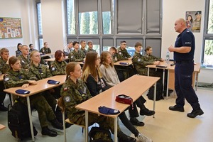 policjant podczas prelekcji z młodzieżą