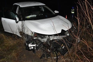 uszkodzony samochód stojący poza drogą