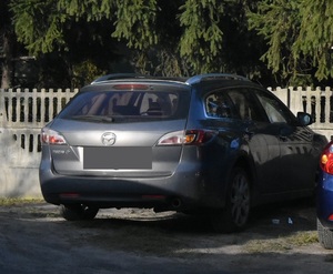 samochód zaparkowany na parkingu