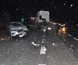 miejsce zdarzenia drogowego. Uszkodzone samochody stoją na ulicy