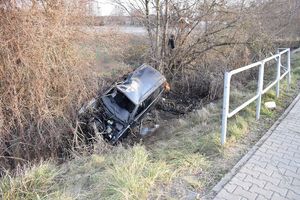 uszkodzony samochód znajdujący się poza drogą