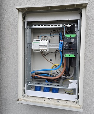 uszkodzona skrzynka elektryczna