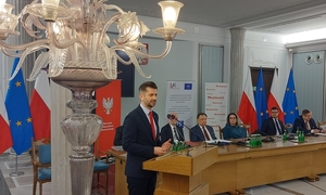 uczestnik konferencji przemawia