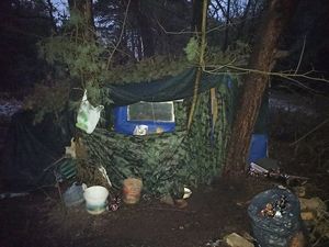 szałas stworzony przez 38-latka w lesie.