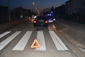 miejsce wypadku. Samochód stoi na przejściu dla pieszych. Przed nim trójkąt ostrzegawczy