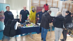 policjanci przy stoisku