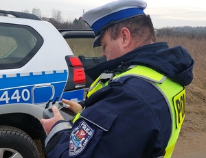 policjant z pilotem drona