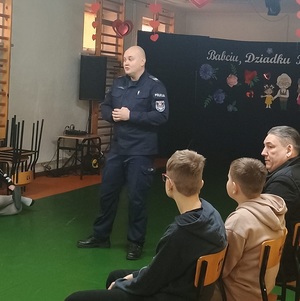 policjant podczas pogadanki z dziećmi