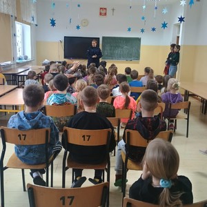 policjantka na spotkaniu z dziećmi