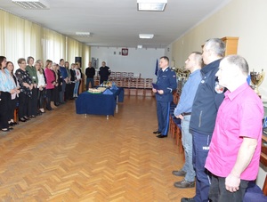 Zastępca Komendanta Miejskiego Policji zabiera głos  podczas spotkania z pracownikami