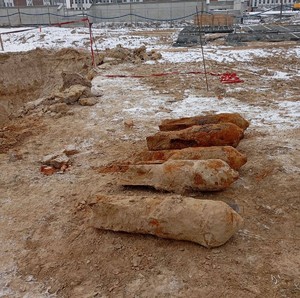 niewybuchy bomb lotniczych leżące na ziemi