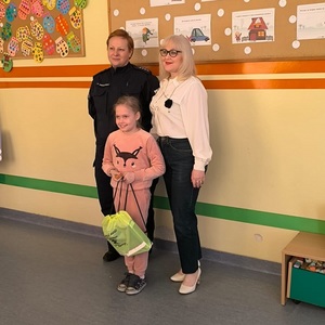 zdjęcie policjantki, dyrektor szkoły oraz jeden z nagrodzonych uczennic