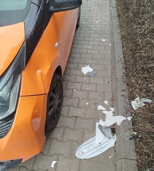 fragment uszkodzonego samochodu