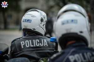 zdjęcie dwóch policjantów ruchu drogowego na motocyklach