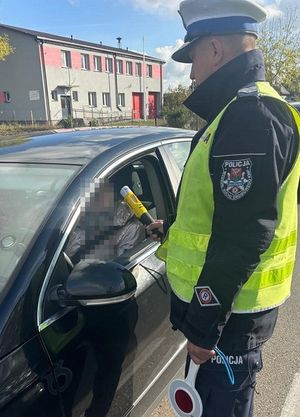 policjant RD podczas kontroli trzeźwości kierowcy