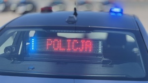 fragment radiowozu z wyświetlonym komunikatem POLICJA