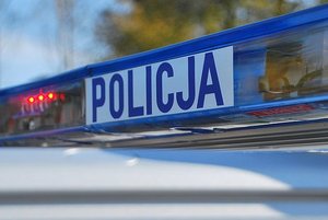 fragment radiowozu z napisem Policja