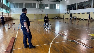 uczeń podczas wykonywania toru przeszkód