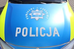 fragment radiowozu z widocznym napisem Policja