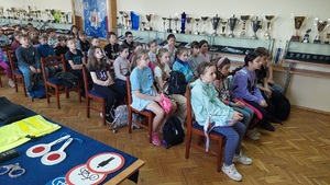 dzieci siedzą na spotkaniu