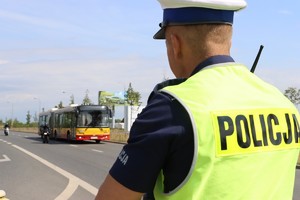 policjant Ruchu Drogowego stojący w rejonie ulicy