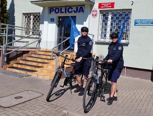 policjanci stoją przed komendą
