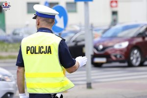 policjant ruchu drogowego kierujący ruchem