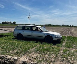 samochód stoi poza drogą publiczną