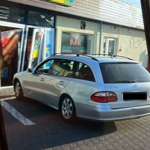 samochód stojący  przy budynku