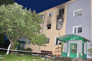 blok w którym doszło do wybuchu. Widoczne uszkodzenie okna na 2 piętrze