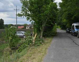 miejsce zdarzenia drogowego. Uszkodzony samochód poza drogą.