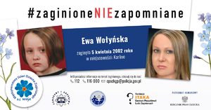 Grafika przedstawia dwa zdjęcia Ewy: jedno z dnia, kiedy zaginęła – dziewczynki z delikatnym uśmiechem. Drugie – to progresja wiekowa, pokazująca jak mogłaby wyglądać dziś, jako dorosła kobieta