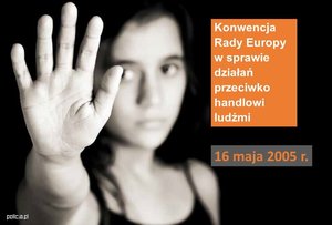 grafika stop handlu ludźmi. Na zdjęciu kobieta trzymająca dłoń w górze. Po drugiej stronie napis Konwencja Rady Europy w sprawie działań przeciwko handlowi ludźmi