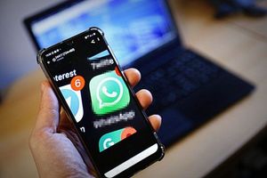 telefon trzymany w dłoni. Na wyświetlaczu ikony aplikacji